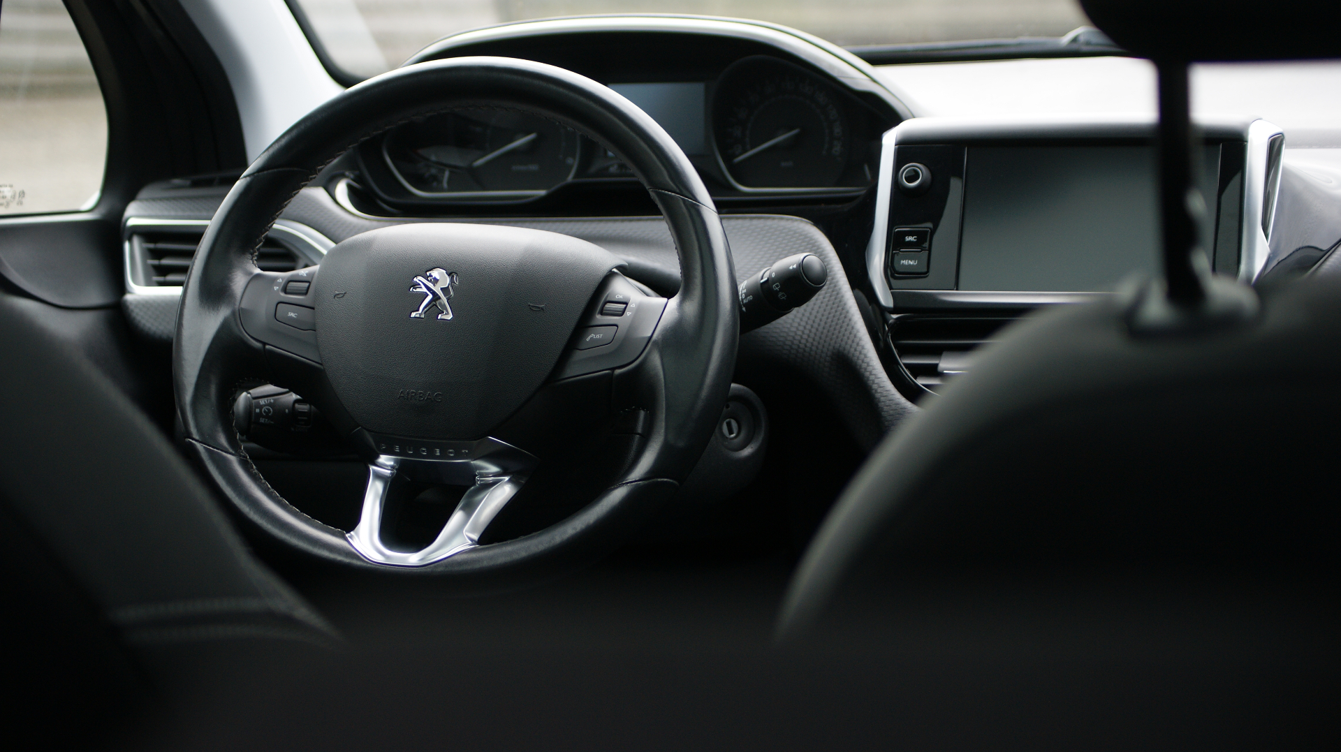 Interiør og rat i en Peugeot hos KDV Biler